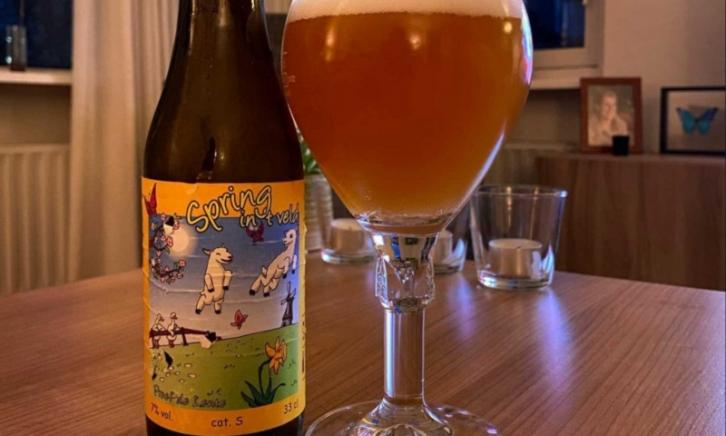 Spring in't veld tarwebier flesje en glas Spring in't veld tarwebier flesje en glas